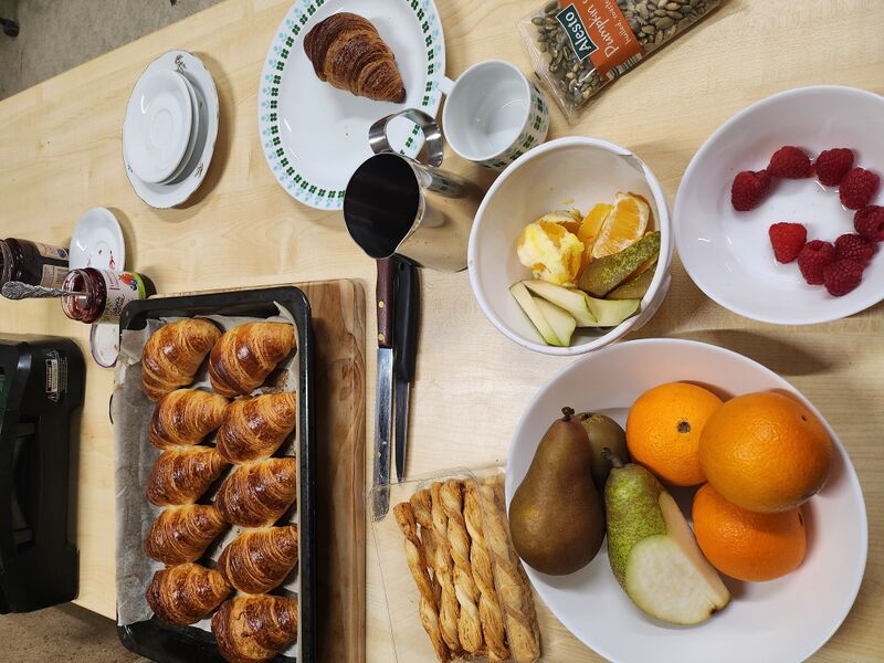 File:Coffe and croiisants.jpg